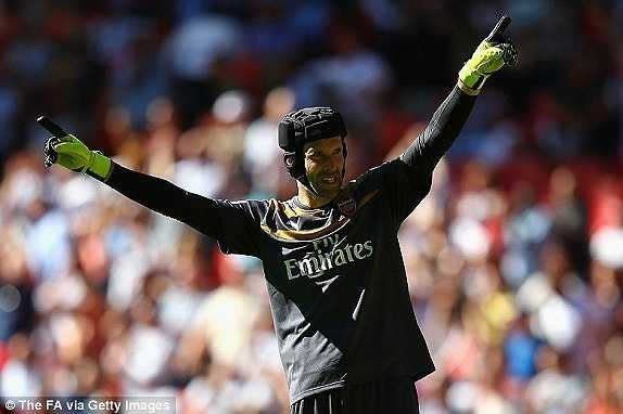 'Petr Cech vẫn rất xuất sắc nhưng đặc biệt ngày hôm nay, cậu ấy còn tạo ra tầm ảnh hưởng rất lớn lên cả đối thủ Chelsea. Có lẽ các đồng đội cũ đã gặp áp lực khi phải đối mặt với Cech, như kiểu luôn suy nghĩ về một cú dứt điểm hoàn hảo nhất để có thể đánh bại cậu ấy'