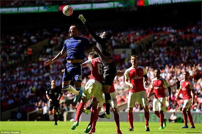 John Terry hay Ivannovic luôn rất nguy hiểm khi dâng cao tấn công, song, khi gặp lại Cech, hai trung vệ này 'cùn' đi trông thấy