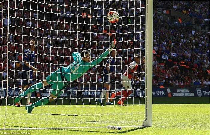 Ở bên kia chiến tuyến, dù không đến nỗi tệ, nhưng Thibaut Courtois vẫn phải vào lưới nhặt bóng sau pha dứt điểm quyết đoán của Chamberlain