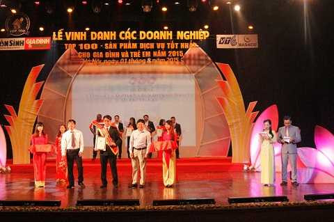 Ông Lê Thanh Dương – Phó Tổng Giám đốc, đại diện Công ty cổ phần liên doanh đầu tư quốc tế KLF nhận giải thưởng: “Top 100 sản phẩm, dịch vụ tốt nhất cho gia đình & trẻ em năm 2015” Ông Lê Thanh Dương – Phó Tổng Giám đốc, đại diện Công ty cổ phần liên doanh đầu tư quốc tế KLF nhận giải thưởng: “Top 100 sản phẩm, dịch vụ tốt nhất cho gia đình & trẻ em năm 2015”