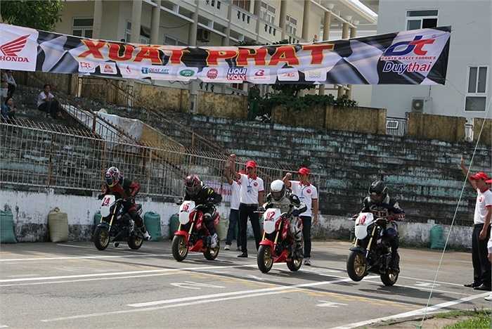 12 tay lái trên những chiếc Honda MSX 125 chia thành 3 nhóm chạy vòng loại. Hai tay lái về đích trước mỗi nhóm tiếp tục đấu bán kết. Trận chung kết là màn so tài của 4 tay lái xuất sắc nhất.