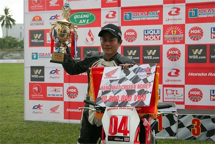 Chung cuộc, tay lái Đồng Quốc Tài đến từ Cần Thơ giành giải nhất của vòng đua MSX 125 hạng chuyên nghiệp. (Quốc Lâm)