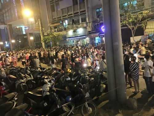 2 cô gái đại náo phố Nguyễn Huệ: Tật xấu của đám đông người Việt