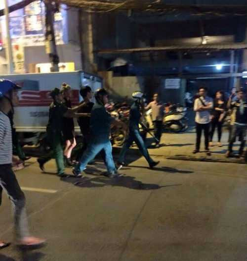 2 cô gái đại náo phố Nguyễn Huệ: Tật xấu của đám đông người Việt