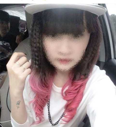 Cô gái tự sướng trên Facebook trước lúc xuất quân xuống phố đi bộ Nguyễn Huệ Cô gái tự sướng trên Facebook trước lúc xuất quân xuống phố đi bộ Nguyễn Huệ