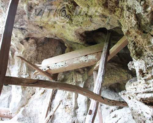 Quan tài xếp chênh vênh trên vách đá