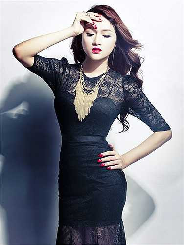 Hương Giang được đánh giá là một trong những nghệ sỹ chuyển giới xinh đẹp và nữ tính nhất showbiz Việt.