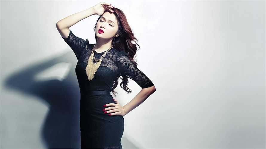 Không chỉ sở hữu vóc dáng nhỏ nhắn, Hương Giang còn hết sức nữ tính, từ nhan sắc đến biểu cảm, hành động.