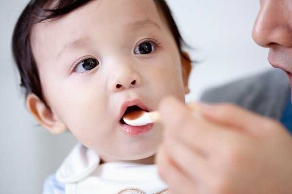 cho trẻ tập ăn cơm nát