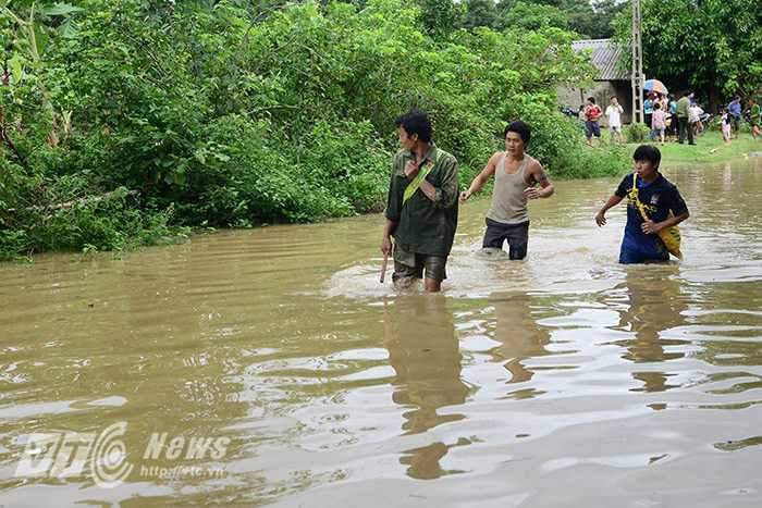 Cùng với đó là nhiều cây cầu bị nghiêng, đổ khiến việc đi lại của người dân gặp nhiều khó khăn. Đặc biệt, nhiều xã, bản đã bị cô lập hoàn toàn với bên ngoài. Mưa lớn cũng khiến hàng nghìn héc ta hoa màu của người dân đang chuẩn bị cho thu hoạch bị ngập sâu trong nước.