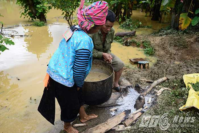 Nhiều hộ dân ở bản Đề Chia C hiện nay đang phải dựng tạm những ngôi lều trên đồi chờ tới khi nước rút mới có thể trở về nhà.