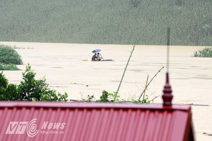 Theo ông Vừ Sái Sùng, Chủ tịch UBND xã Pú Nùng, lượng nước lớn trong cơn lũ đổ về từ các khe suối làm vỡ các ao cá liên hoàn: ‘Đây là khu vực lòng chảo của huyện nên nước rất khó rút đi. Nếu thời tiết không mưa thì ít nhất 20 ngày nữa khu vực này mới có thể cạn được. Hiện chính quyền địa phương cùng huyện Tuần Giáo báo cáo lên tỉnh và nhanh chóng có biện pháp hỗ trợ kịp thời cho bà con.’, ông Sùng nói.