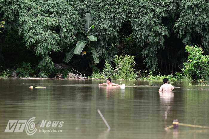 Trong đó bị ảnh hưởng nặng nhất là bản Đề Chia C, xã Pú Nhung cách trung tâm thị trấn huyện 20 km đã bị tàn phá nặng nề về hoa màu, tới nay vẫn đang bị cô lập, nước ngập sâu gần 1m (đoạn đường dẫn từ UBND xã vào bản).