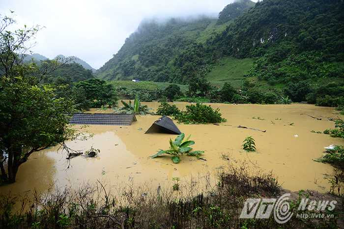 Đây là khu vực trũng nhất của Tuần Giáo, mực nước ngập cao hơn 3 m, nhấn chìm hơn 10 ngôi nhà sàn.
