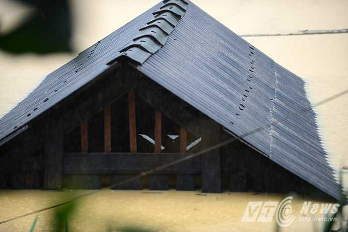 Lũ ngập trắng nóc nhà, người dân Điện Biên đi bè lưng chừng núi