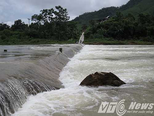 Mưa lũ khiến con đập ngập nặng, chia cắt, cô lập một bản người Dao với trên 95 hộ trong nhiều ngày qua - Ảnh MK