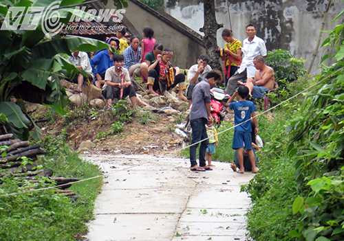 Người dân bị cô lập không thể ra khỏi bản mua sắm đồ ăn, thức uống, lương thực - Ảnh MK