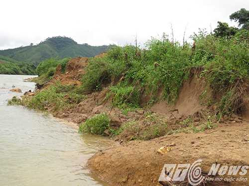 Hai bên bờ sông Nà Làng phía hạ lưu bị sạt lở nghiêm trọng - Ảnh MK