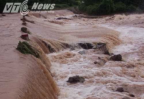 Cầu tràn Cổ Nhựa thuộc tỉnh lộ 330 (xã Lương Mông) bị sạt mái ta lũy hai bên đầu cầu, nước lũ tràn qua mặt cầu trên 1m