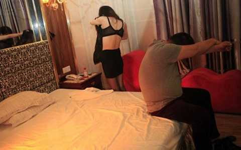 Môt vụ bắt quả tang khác đối với gái mại dâm và khách làng chơi tại một trung tâm giải trí ở Đông Hoản, Quảng Đông Môt vụ bắt quả tang khác đối với gái mại dâm và khách làng chơi tại một trung tâm giải trí ở Đông Hoản, Quảng Đông