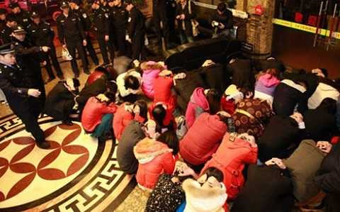 Cảnh sát Trung Quốc lùa gái mại dâm và khách mua dâm vào một chỗ trong đợt truy quét mại dâm tháng 2/2014 Cảnh sát Trung Quốc lùa gái mại dâm và khách mua dâm vào một chỗ trong đợt truy quét mại dâm tháng 2/2014