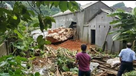 Tảng đá chừng 20 tấn chọc thủng bức tường chính của ngôi nhà