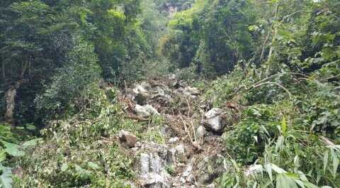 Đất đá từ trên đồi ào ạt lăn xuống 