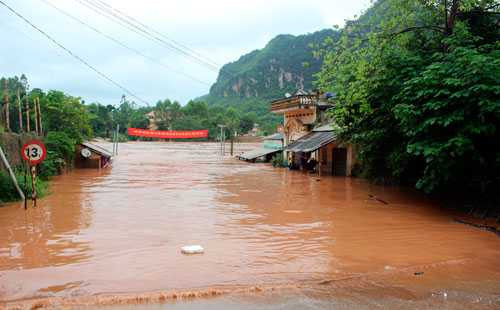 Khu vực cầu Na Sầm ngập sâu gây ảnh hưởng đến sinh hoạt của người dân