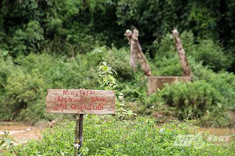 Cây cầu tạm bắc qua suối Nậm Hứa bị nước lũ cuốn trôi ngày 1/8 Cây cầu tạm bắc qua suối Nậm Hứa bị nước lũ cuốn trôi ngày 1/8