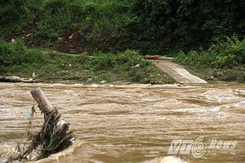 Gây chia cắt toàn bộ bản Pha Hún và một phần bản Chiềng Xôm Gây chia cắt toàn bộ bản Pha Hún và một phần bản Chiềng Xôm