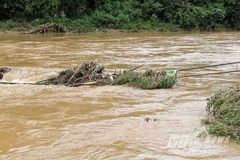 Vết tích còn sót lại của cây cầu bị nước lũ cuốn trôi Vết tích còn sót lại của cây cầu bị nước lũ cuốn trôi