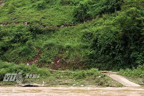 Người dân bản Pha Hún phải đi vòng mất gần một ngày đường mới có thể sang được UBND xã. Người dân bản Pha Hún phải đi vòng mất gần một ngày đường mới có thể sang được UBND xã.