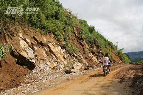 Mưa lũ gây sạt trên nhiều tuyến đường dẫn vào xã Xuân Lao Mưa lũ gây sạt trên nhiều tuyến đường dẫn vào xã Xuân Lao
