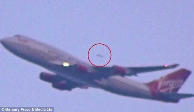 UFO xuất hiện ở sân bay JFK New York. (Nguồn: Daily Mail)