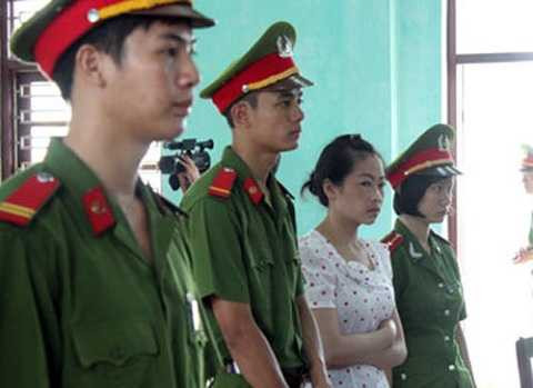 Vợ Tàng Keangnam ngồi cách chồng 4 hàng ghế trong phiên xử