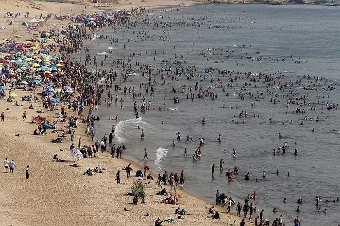 Nhiều người tụ tập trên bãi biển ở Beirut, Lebanon để tránh nóng