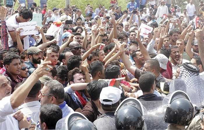 Hàng trăm người tham gia biểu tình chống việc cắt điện trong đợt nắng nóng khủng khiếp