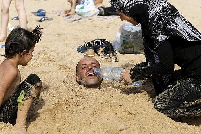 Nắng nóng đang đe dọa đến tính mạng, sức khỏe của người dân Trung Đông. Nhiều người tìm đủ mọi cách để chống nóng