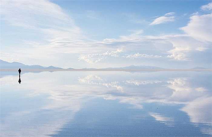Được hình thành do sự vận động của vỏ Trái Đất, điều độc đáo ở cánh đồng muối Salar de Uyuni là bề mặt phẳng lặng tuyệt vời, biến nó trở thành tấm gương soi vĩ đại nhất thế giới. 