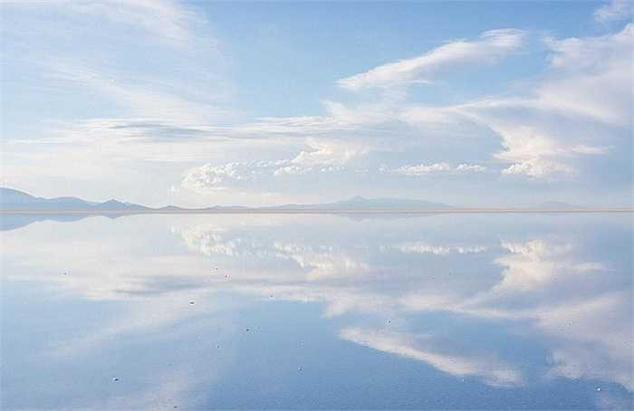 Hình ảnh trời mây được phản chiếu trên cánh đồng muối gương soi này tạo nên một khung cảnh siêu thực, dường như đến từ một thế giới khác hay giống trong những bộ phim khoa học viễn tưởng. 
