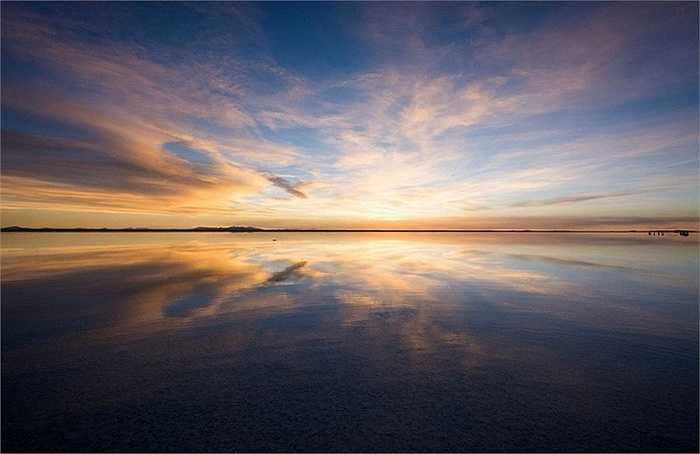 Cánh đồng muối gương soi nằm ở độ cao hơn 3600m, rộng hơn 10.000km, là điểm thăm quan lý tưởng của rất nhiều khách du lịch khi tới Bolivia. 