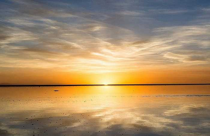 Du khách đã cùng tạo nên những bức ảnh đẹp khó cưỡng ghi lại hình ảnh con người đi trên cánh đồng muối như thể đang đi trên một tấm gương. 