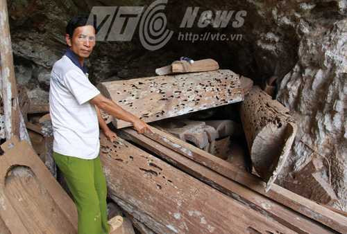 Thầy cúng Mùi Văn Chiển là người phát hiện rư hang Tạng Mè, có mấy chục mộ thân cây