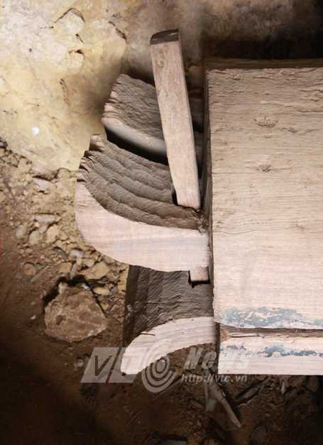 Một quan tài chưa bị xâm phạm, chốt mộng vẫn còn nguyên.