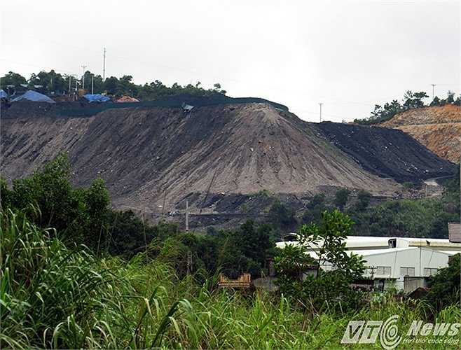 Trận mưa lũ lịch sử vừa qua xảy ra trên địa bàn Quảng Ninh, khiến nhiều khai trường khai thác than ảnh hưởng nặng nề, có khai trường ngập sâu trong nước, dẫn đến lượng nước này mang theo nhiều loại hóa chất đổ thẳng xuống các sông, suối, mương dẫn nước ra khu vực vịnh Hạ Long, Bái Tử Long