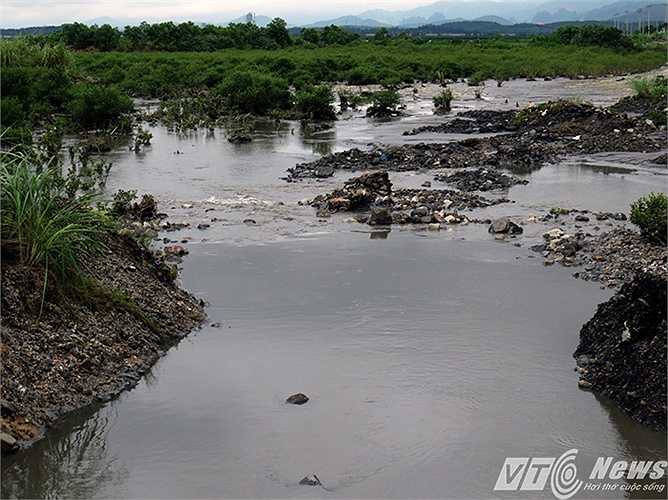 Trả lời PV VTC News, ông Đặng Huy Hậu - Phó Chủ tịch thường trực UBND tỉnh Quảng Ninh cho biết, trong đợt mưa lũ lịch sử vừa qua, lượng nước từ các khai trường khai thác than đã bị tràn đổ ra các con sông, suối, mước dẫn nước và các khu dân cư đổ ra khu vực vịnh Hạ Long, đặc biệt là vịnh Bái Tử Long dẫn đến môi trường nước vịnh bị ô nhiễm.