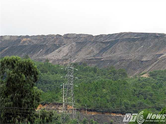 Để giải quyết vấn đề trên, hiện ngành than đang cùng địa phương tổ chức nạo vét, khơi thông dòng chảy tránh ngập ủng trở lại trong mùa mưa lũ năm nay.