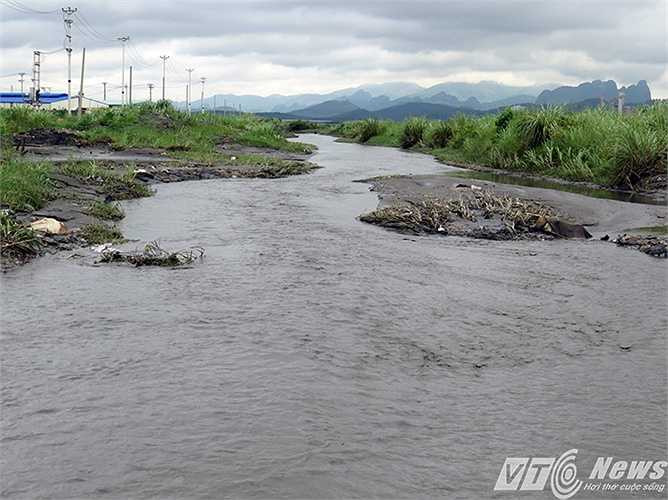 Trước mắt, tỉnh đang tập trung giải quyết những vấn đề nóng hậu mưa lũ, chăm lo đời sống nhân dân, nhất là vấn đề môi trường sống; đồng thời khôi phục sản xuất, ổn định cuộc sống của người dân là việc cấp thiết nhất lúc này, cần phải làm ngay.