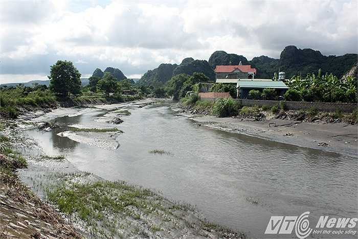 Tại kênh Xi Măng (phường Hà Tu, TP Hạ Long) có lượng nước lớn kém theo vàng dầu nổi lênh láng đổ trực tiếp ra vịnh Hạ Long.