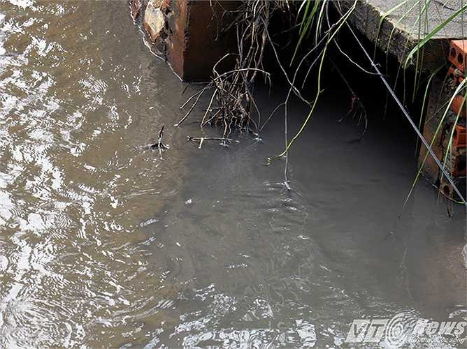 Các loại cống thoát nước nhỏ từ khu vực dân cư cũng đổ ra các con kênh thoát nước của các khai trường than.